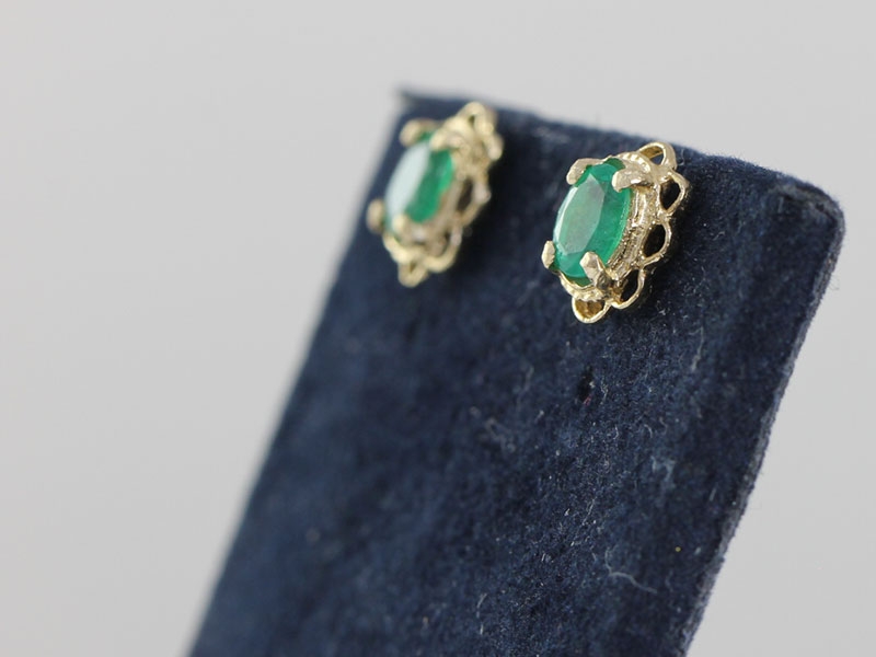 LOVELY PAIR OF EMERALD 9 CARAT GOLD STUD EARRINGS  