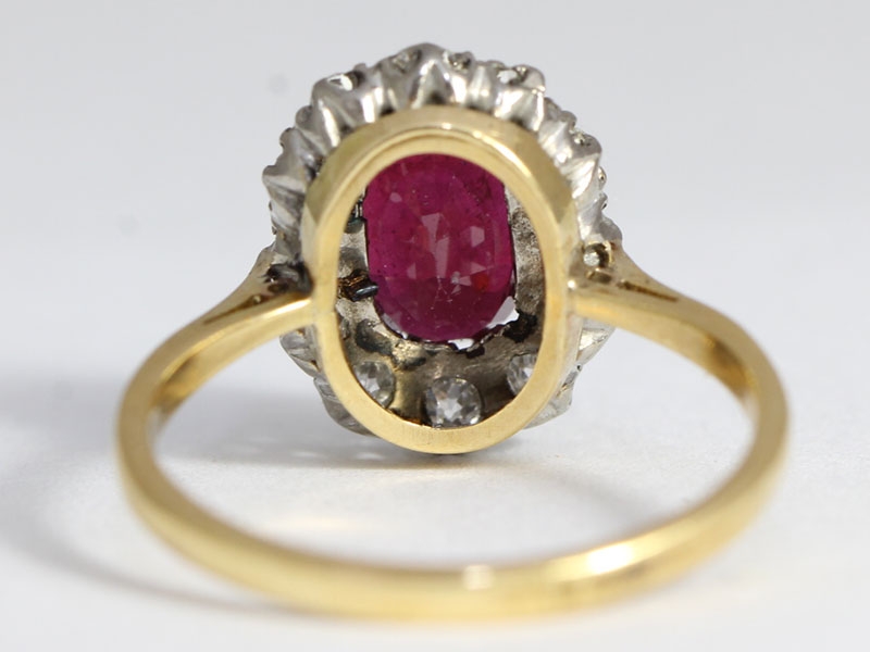  A DAZZLING RUBY AND DIAMOND 18 CARAT GOLD CLUSTER RING