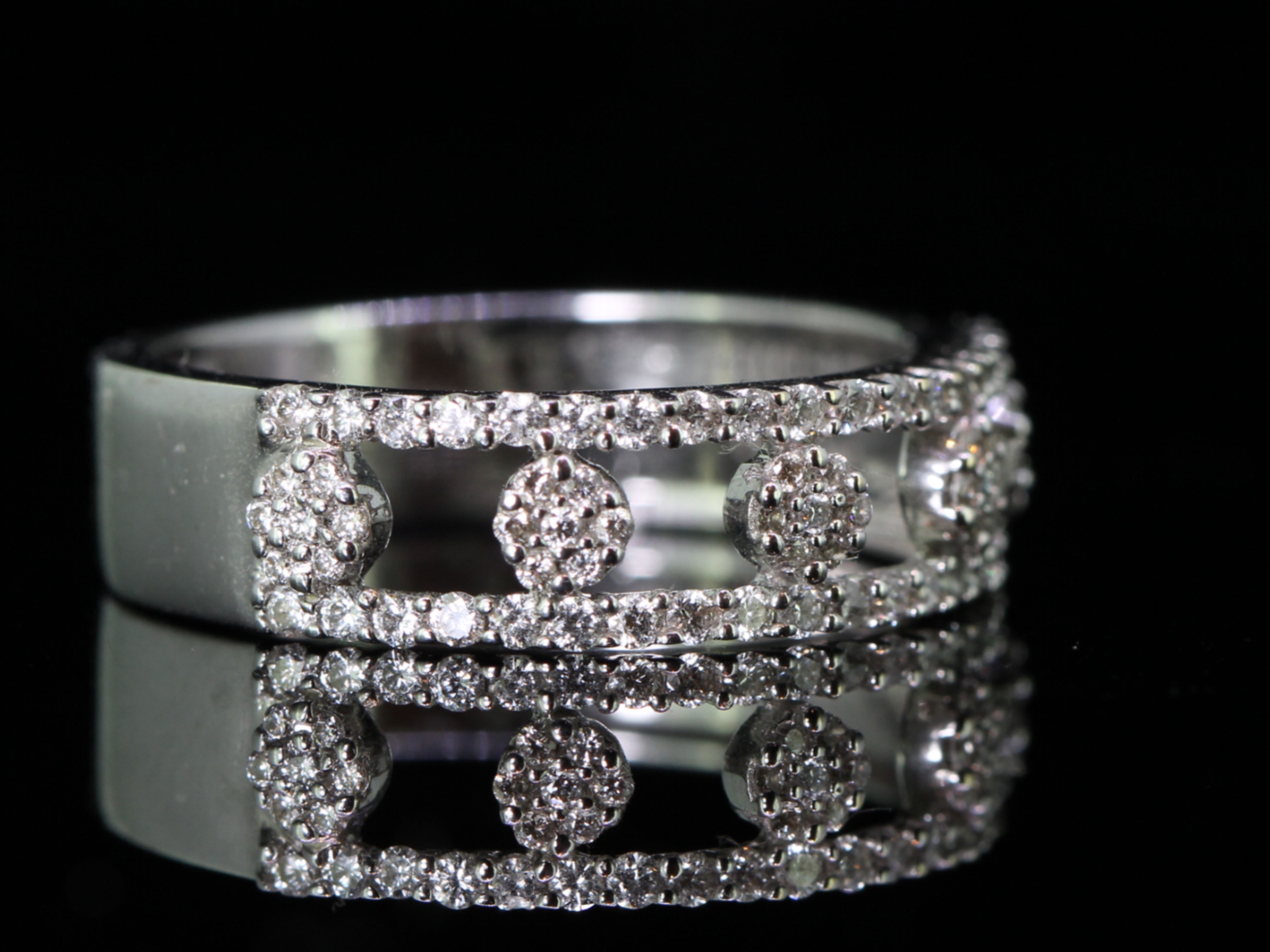 Beautiful 18 Carat Gold Diamond Daisy Ring 