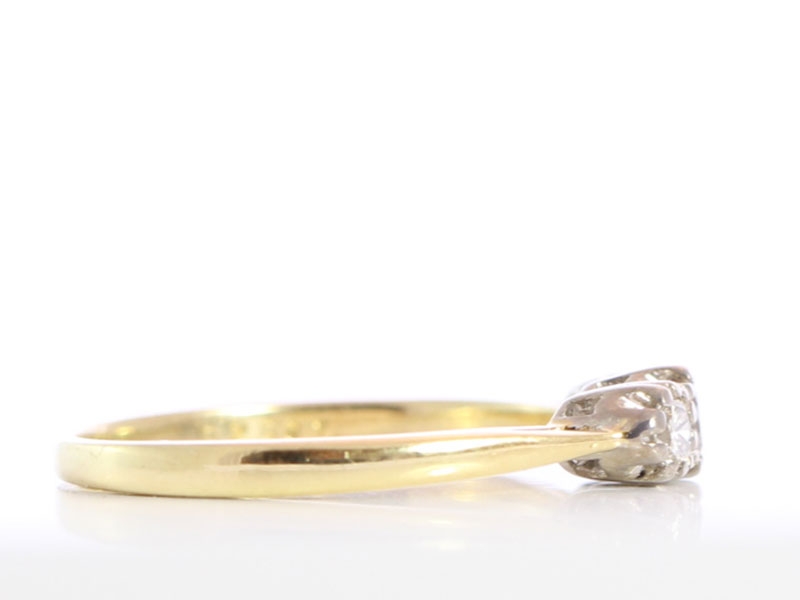  PRETTY THREE STONE DIAMOND 18 CARAT GOLD TRILOGY RING