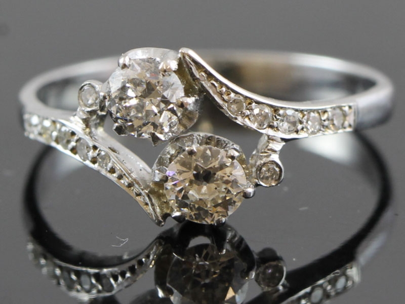 STUNNING EDWARDIAN TWO STONE DIAMOND TWIST 18 CARAT GOLD RING