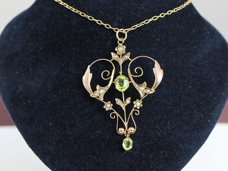 BEAUTIFUL EDWARDIAN PERIDOT AND SEED PEARL 9 CARAT GOLD PENDANT AND CHAIN