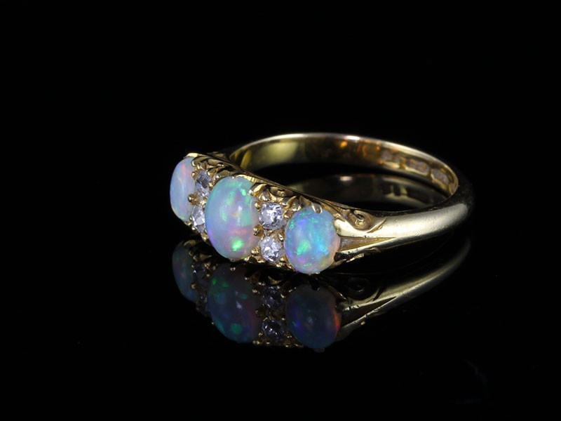 A STUNNING GENUINE EDWARDIAN AUSTRALIAN OPAL AND DIAMOND 15CT RING