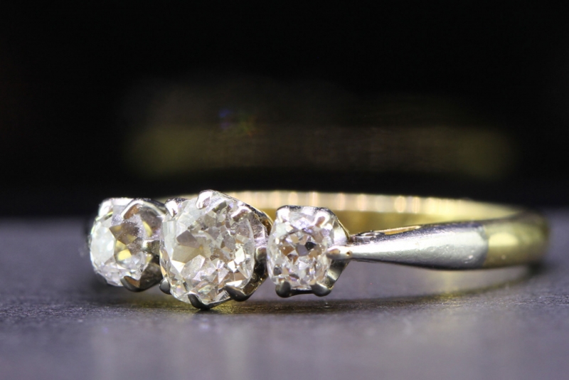 BEAUTIFUL DIAMOND TRILOGY 18 CARAT GOLD RING 