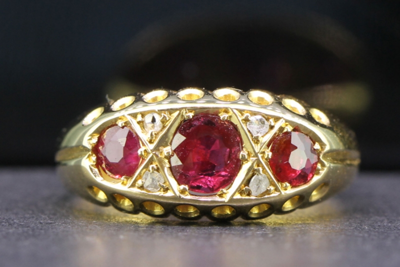 BEAUTIFUL RUBY AND DIAMOND 18 CARAT GOLD RING