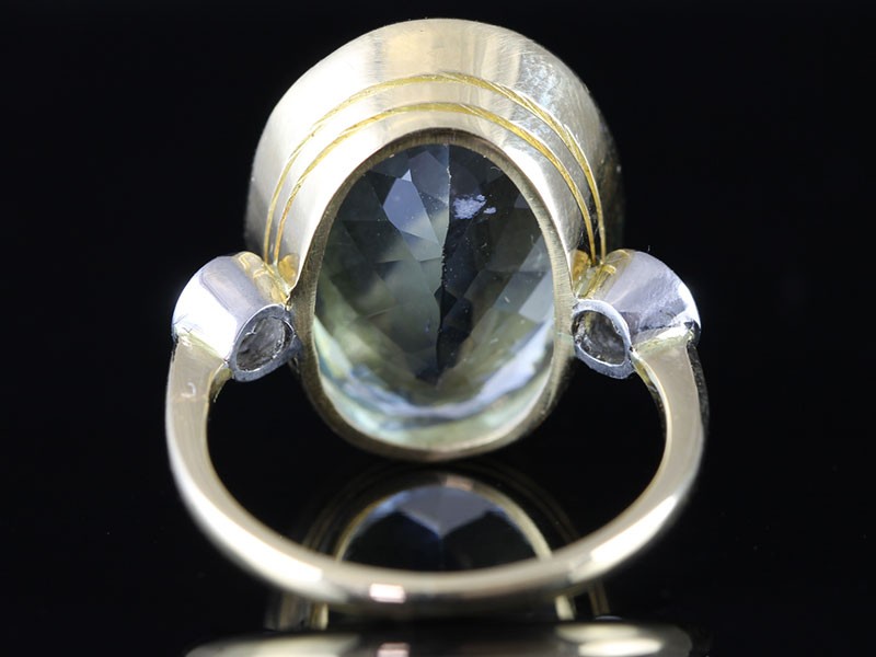 SPECTATULAR 20 CARAT AQUAMARINE AND DIAMOND 18 CARAT GOLD RING