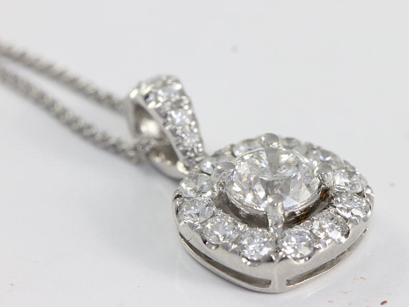 STUNNING DIAMOND CLUSTER PENDANT AND 18 CARAT GOLD CHAIN