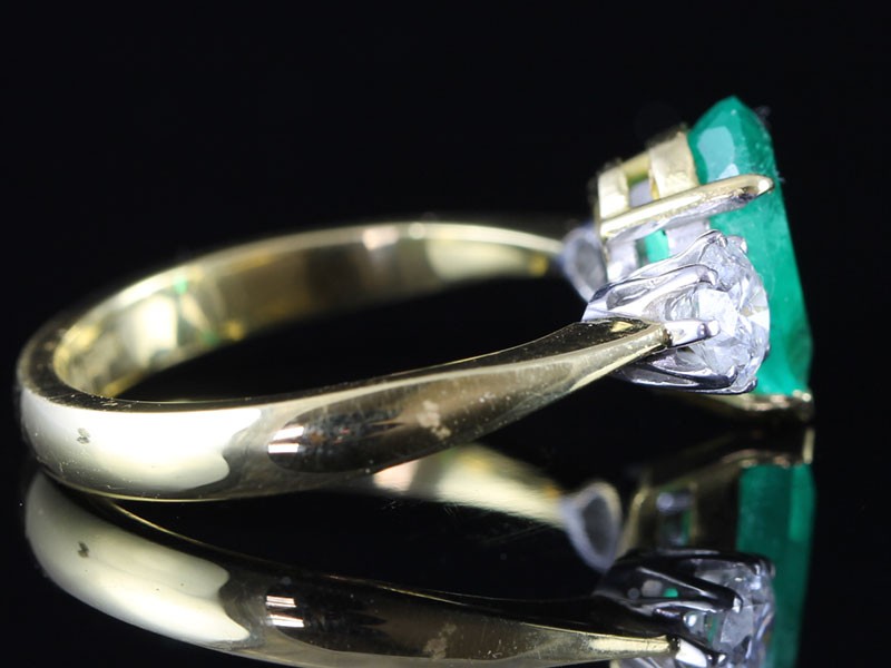 BEAUTIFUL COLOMBIAN EMERALD AND DIAMOND TRILOGY 18 CARAT GOLD RING