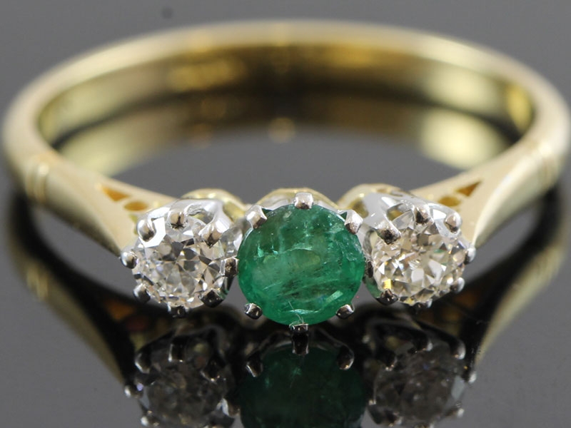  BEAUTIFUL EMERALD AND DIAMOND 18 CARAT TRILOGY RING