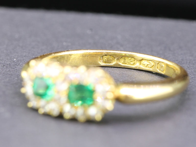 ELEGANT COLOMBIAN EMERALD AND DIAMOND 18 CARAT GOLD RING