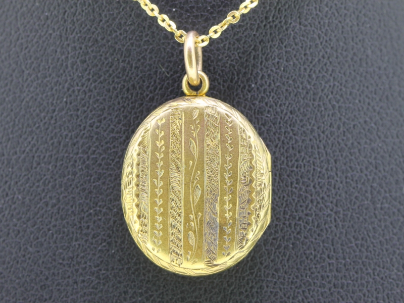  VICTORIAN BLACK ENAMEL MOURNING GOLD LOCKET