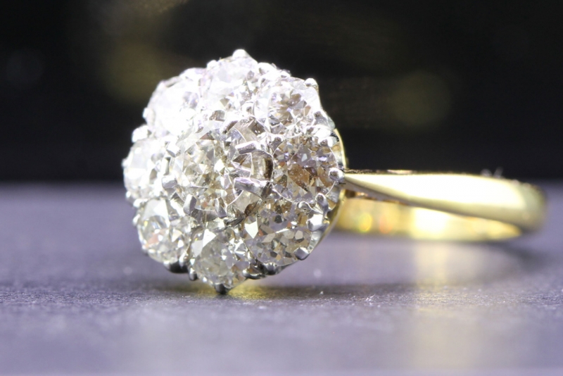  STUNNING VINTAGE DIAMOND DAISY PLATINUM AND 18 CARAT GOLD RING