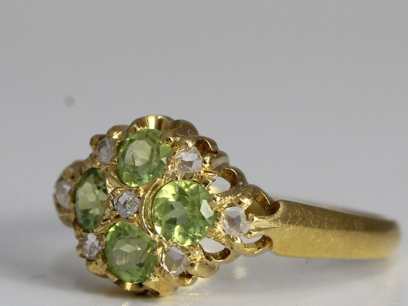 BEAUTIFUL PERIDOT AND DIAMOND 18 CARAT GOLD RING