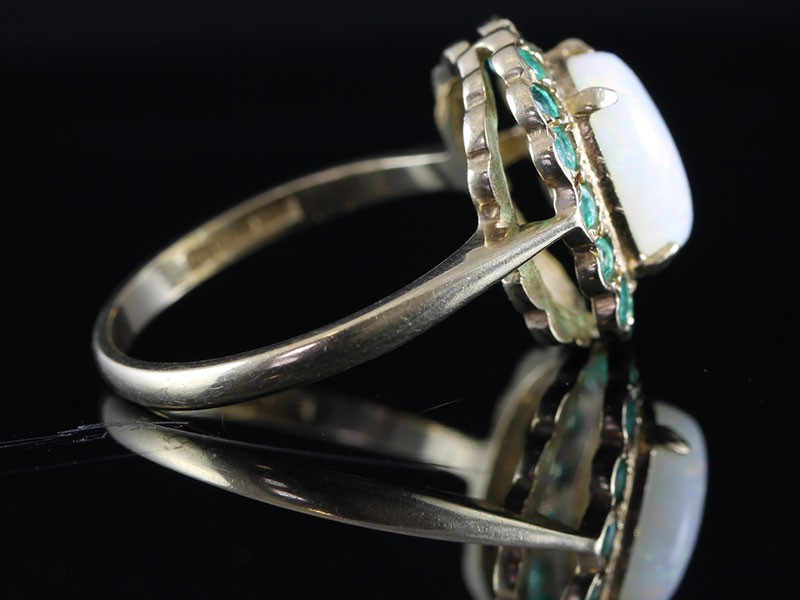 BEAUTIFUL INSPIRED VINTAGE AUSTRALIAN OPAL AND EMERALD 9 CARAT RING