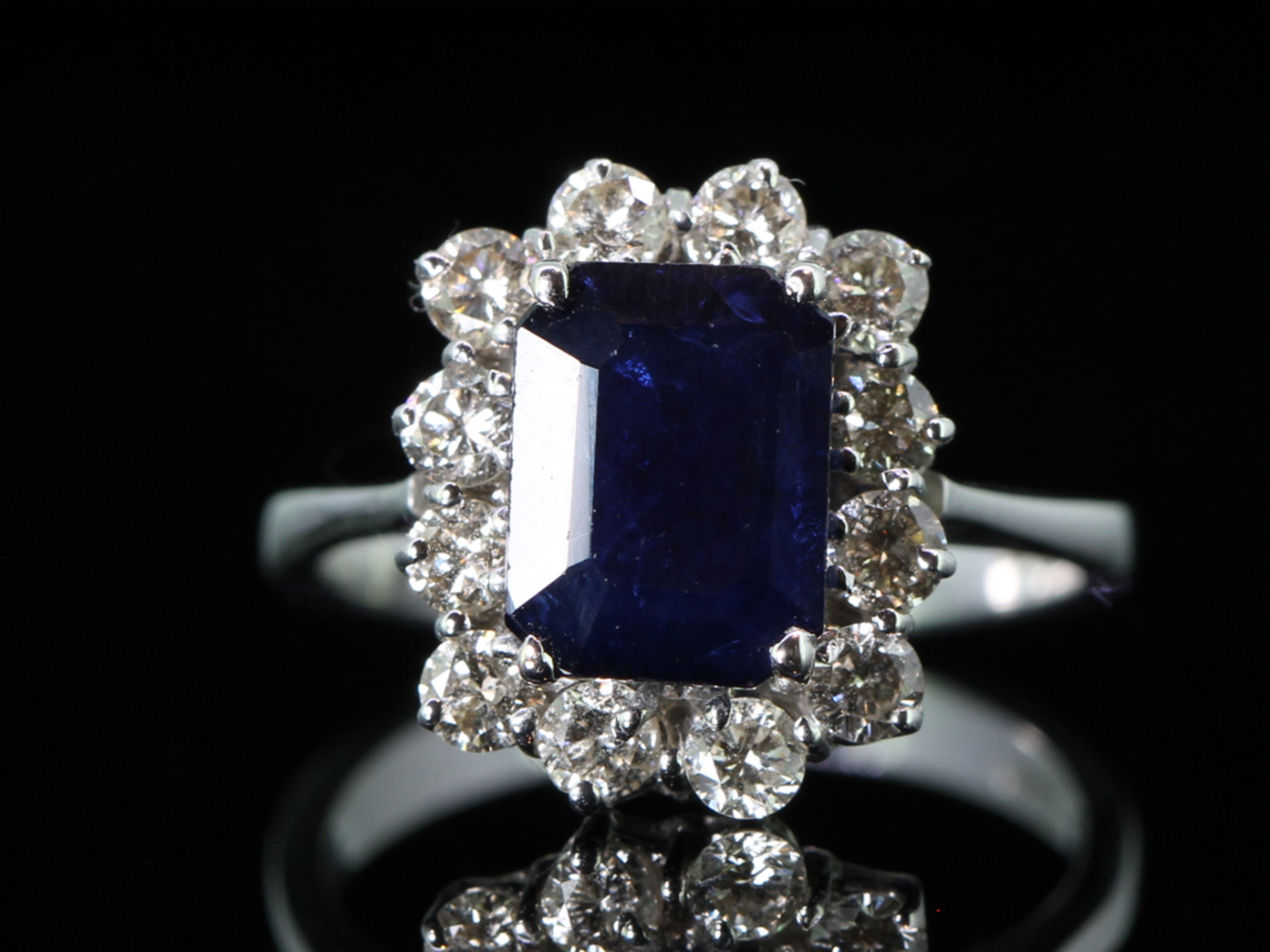 RARE AUSTRALIAN SAPPHIRE AND DIAMOND 18 CARAT GOLD CLUSTER RING