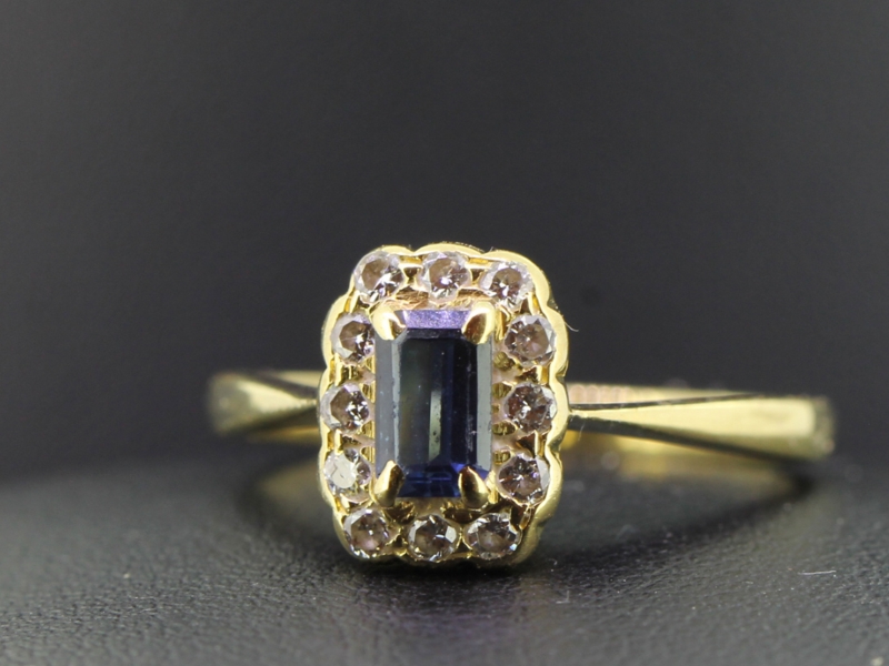 GORGEOUS 1920S SAPPHIRE AND DIAMOND 18 CARAT GOLD CLUSTER RING