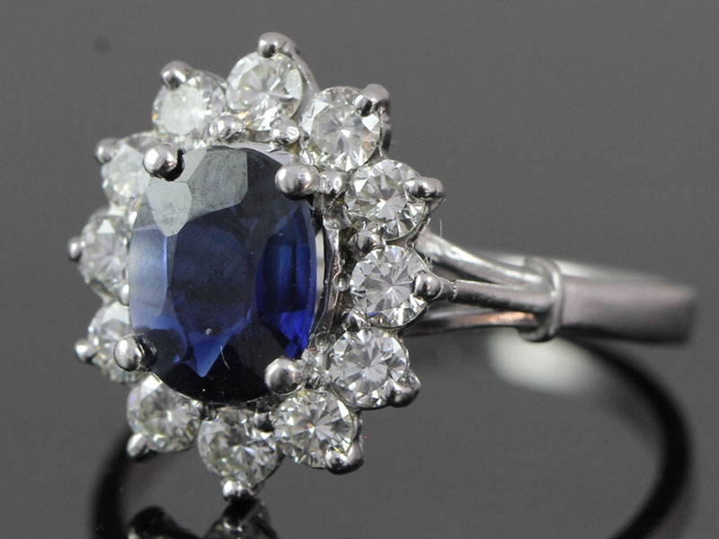 STUNNING SAPPHIRE AND DIAMOND 18 CARAT GOLD CLUSTER RING