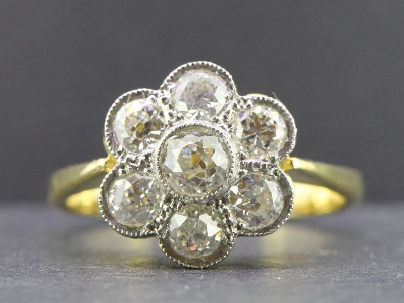 STUNNING VINTAGE DIAMOND DAISY PLATINUM AND 18 CARAT GOLD RING