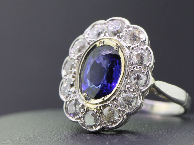 STUNNING SAPPHIRE AND DIAMOND PLATINUM CLUSTER RING