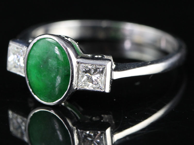 BEAUTIFUL INSPIRED ART DECO 1920'S JADE AND DIAMOND 18 CARAT GOLD RING