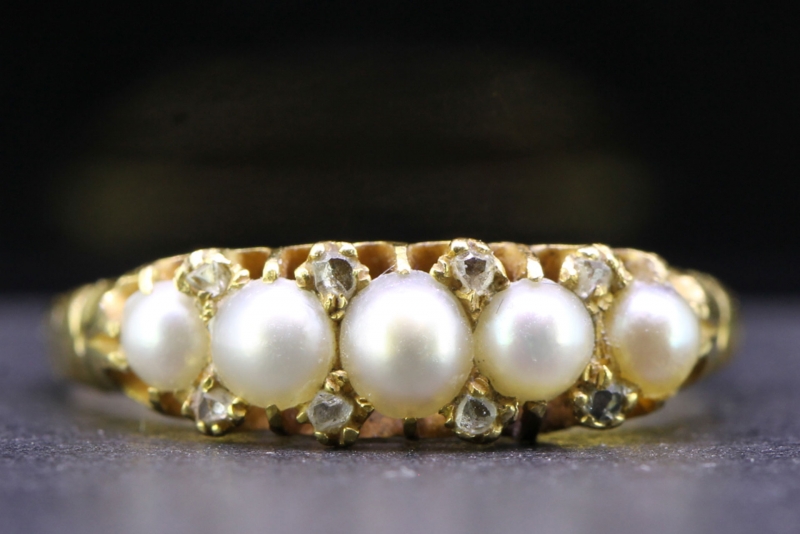  A WONDERFUL VICTORIAN PEARL AND DIAMOND 18 CARAT GOLD RING