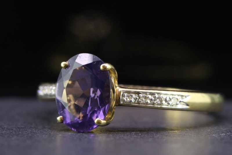  LUSCIOUS OVAL AMETHYST AND DIAMOND 9 CARAT GOLD RING