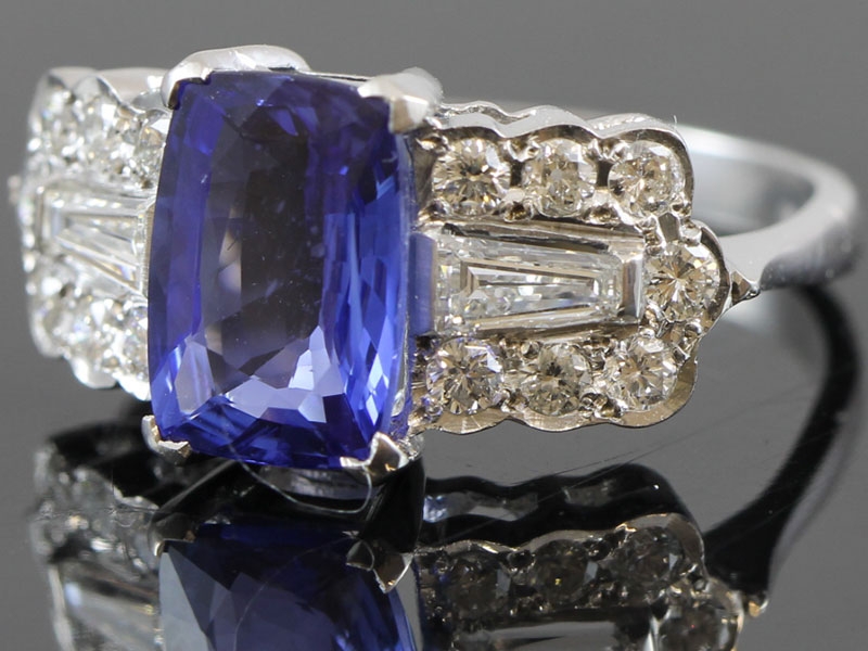  MAGNIFICENT CEYLON SAPPHIRE AND DIAMOND 18 CARAT GOLD RING