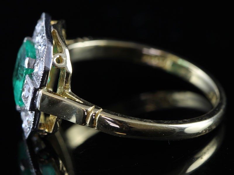 WONDERFUL ART DECO INSPIRED EMERALD AND DIAMOND 18 CARAT GOLD RING