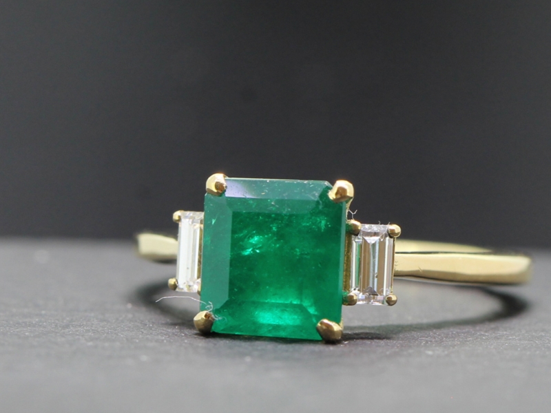 BEAUTIFUL COLOMBIAN EMERALD AND DIAMOND 18 CARAT GOLD RING