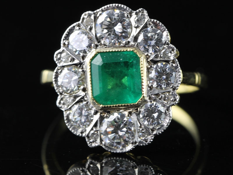 STUNNING COLUMBIAN EMERALD AND DIAMOND 18 CARAT GOLD CLUSTER RING