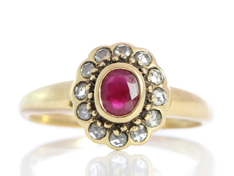 BEAUTIFUL ANTIQUE RUBY AND DIAMOND 9 CARAT GOLD RING