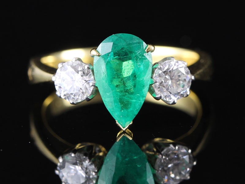 BEAUTIFUL COLOMBIAN EMERALD AND DIAMOND TRILOGY 18 CARAT GOLD RING