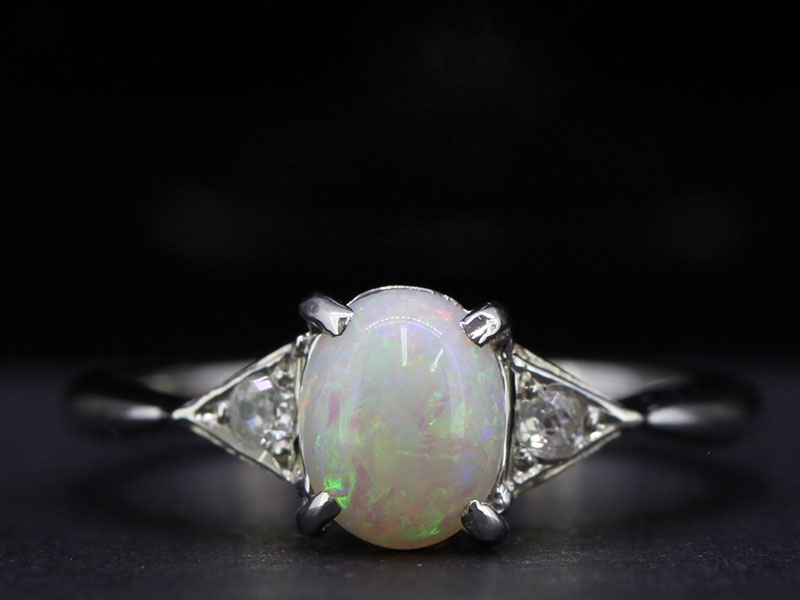 STUNNING OPAL AND DIAMOND 18 CARAT GOLD RING