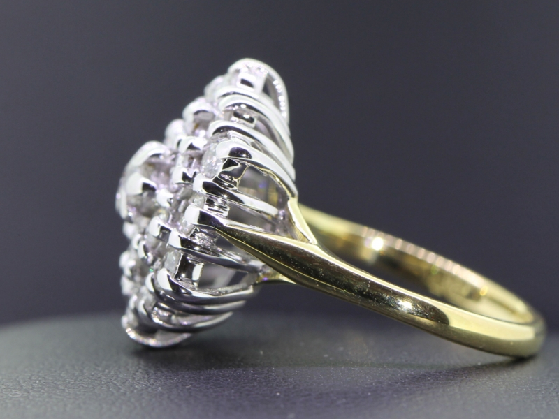 BEAUTIFUL DIAMOND 18 CARAT GOLD CLUSTER RING
