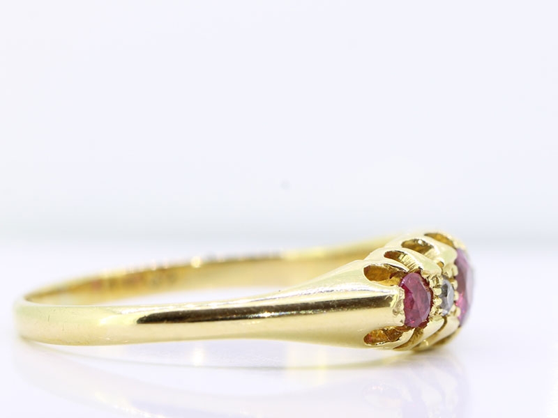 LOVELY RUBY AND DIAMOND 18 CARAT GOLD FIVE STONE RING