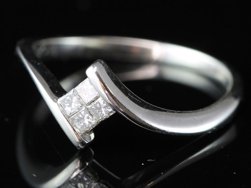 STYLISH PRINCESS CUT DIAMOND 18 CARAT WHITE GOLD RING