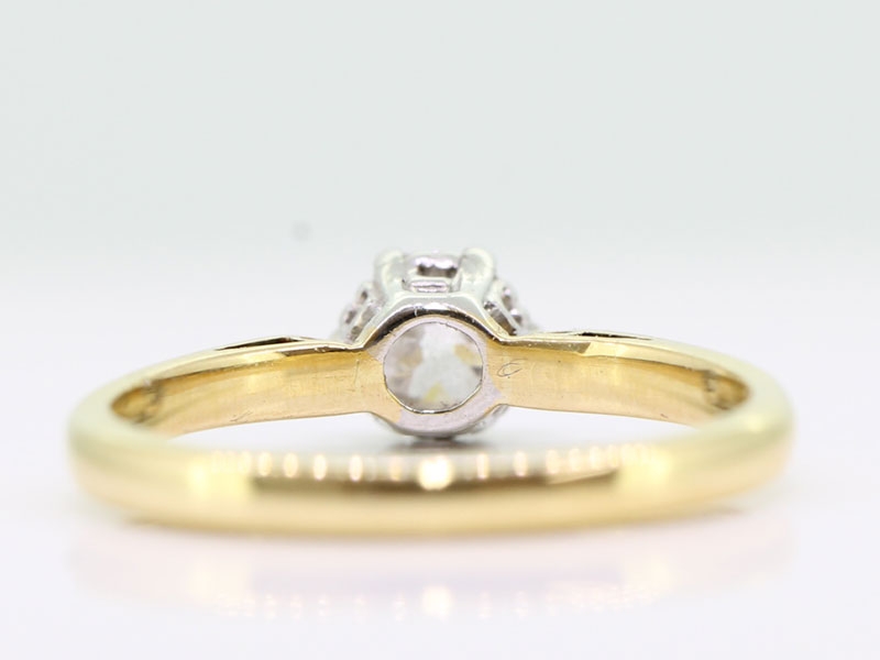 GORGEOUS DIAMOND 18 CARAT GOLD SOLITAIRE RING