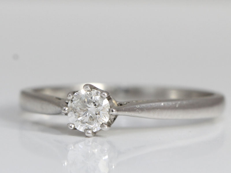 BEAUTIFUL BRILLIANT CUT SOLITAIRE DIAMOND PLATINUM RING