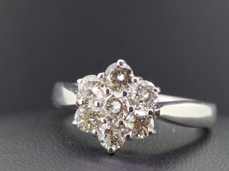  MAGNIFICENT SEVEN STONE DIAMOND DAISY CLUSTER 18 CARAT GOLD RING 