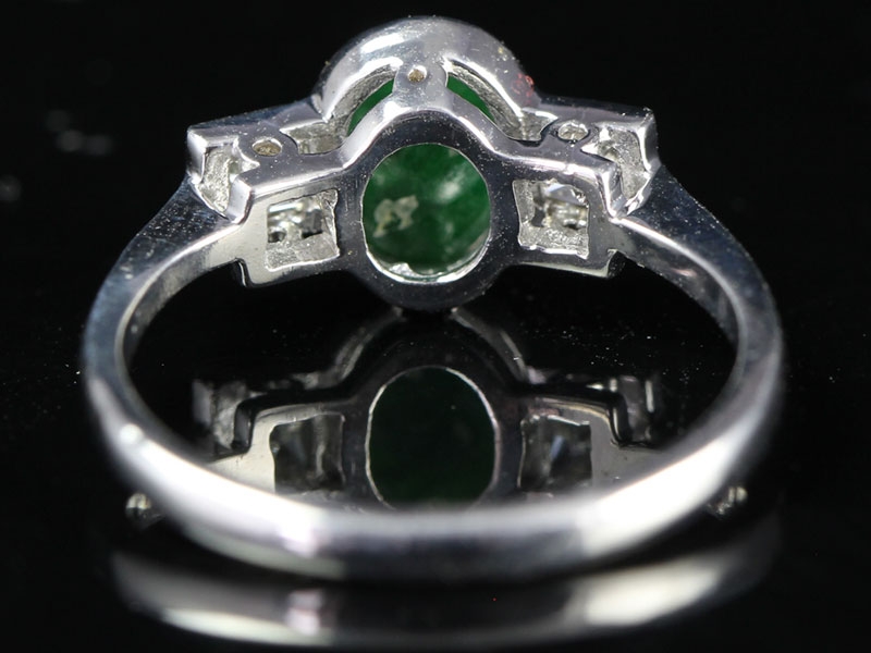 BEAUTIFUL INSPIRED ART DECO 1920'S JADE AND DIAMOND 18 CARAT GOLD RING