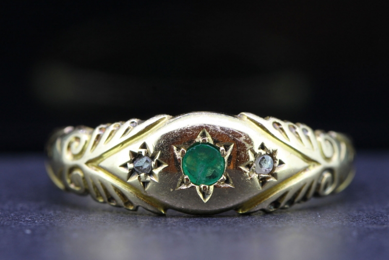 BEAUTIFUL EDWARDIAN EMERALD AND DIAMOND 18 CARAT GOLD RING