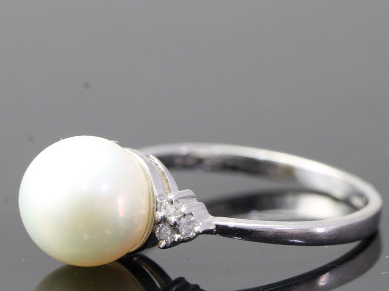 ELEGANT PEARL AND DIAMOND 14 CARAT GOLD RING