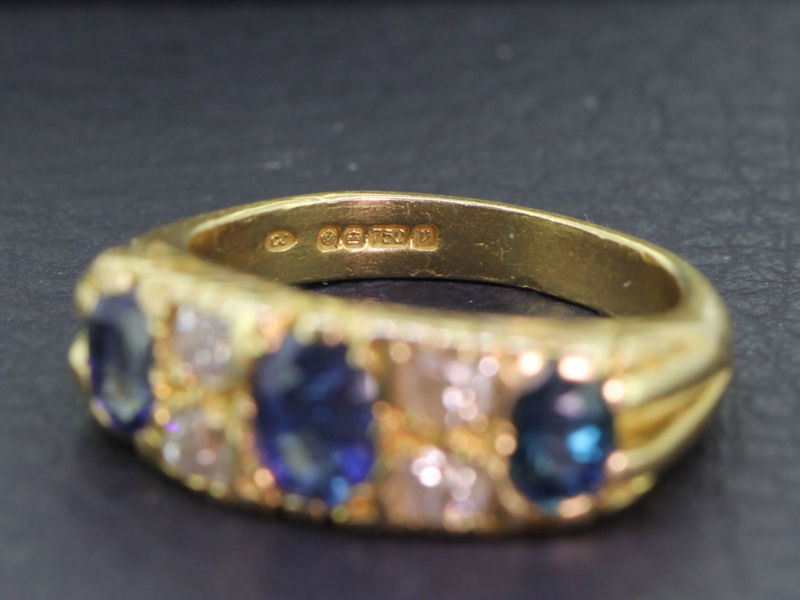  BEAUTIFUL SAPPHIRE AND DIAMOND GYPSY 18 CARAT GOLD RING