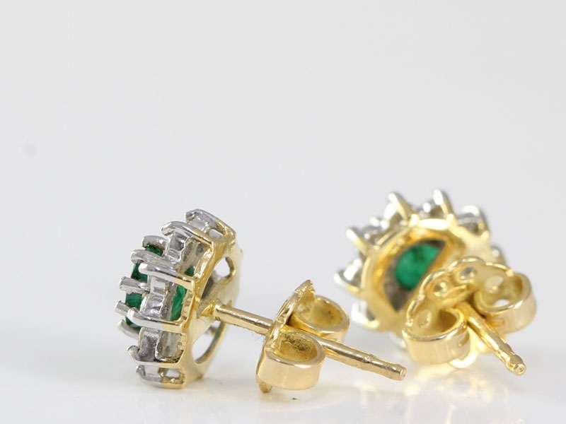  FABULOUS EMERALD AND DIAMOND 18 CARAT GOLD STUD  EARRINGS