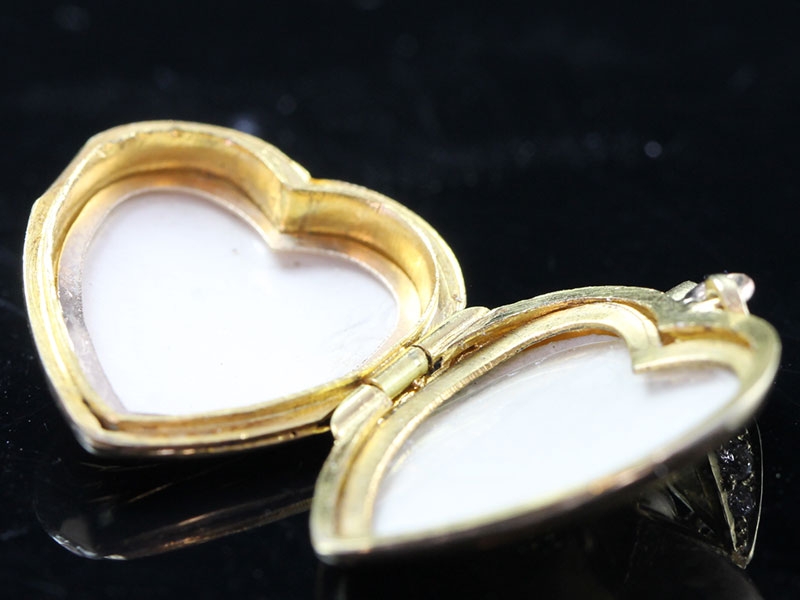 BEAUTIFUL VINTAGE HEART AND DIAMOND 18 CARAT GOLD LOCKET