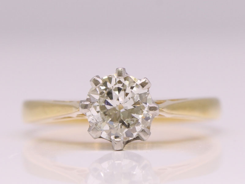 ELEGANT DIAMOND 18 CARAT GOLD SOLITAIRE RING