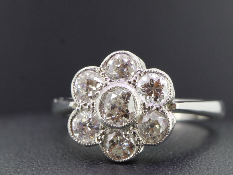 BEAUTIFUL DIAMOND DAISY PLATINUM RING