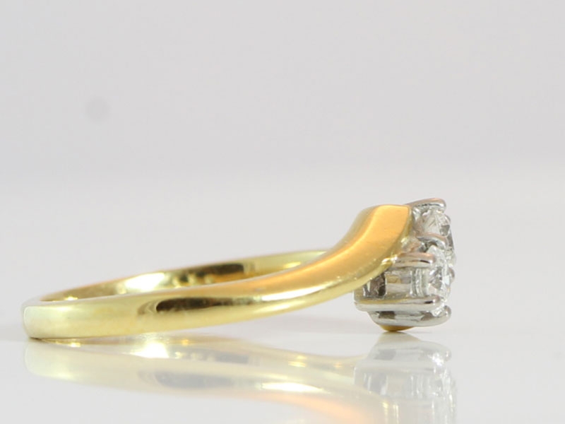 GORGEOUS TWO STONE DIAMOND ON A TWIST IN 18 CARAT GOLD