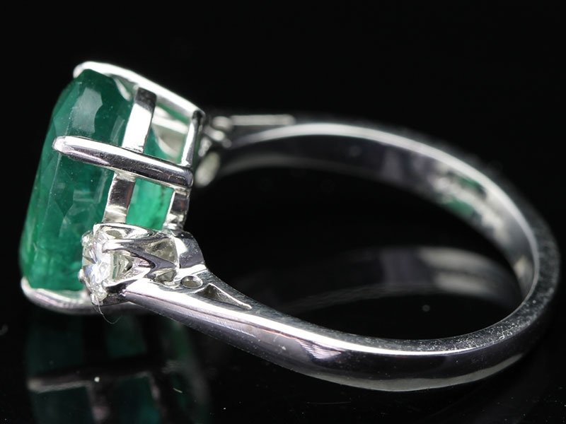 STUNNING EMERALD AND DIAMOND TRILOGY 18 CARAT GOLD RING