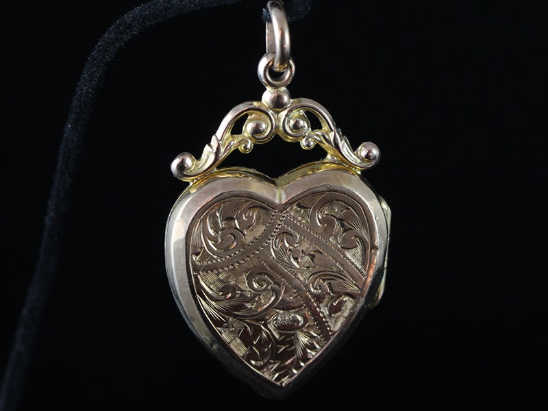 CHARMING ENGRAVED HEART SHAPED 9 CARAT GOLD LOCKET